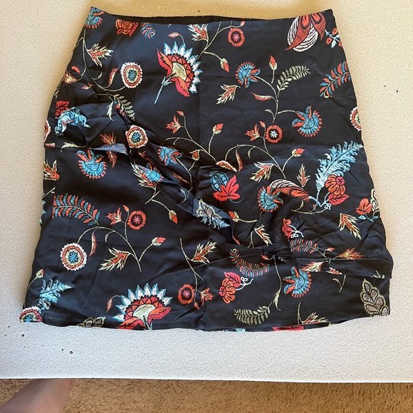 Mini skirt with flower fabric and decorative part - Picture 3 of 6